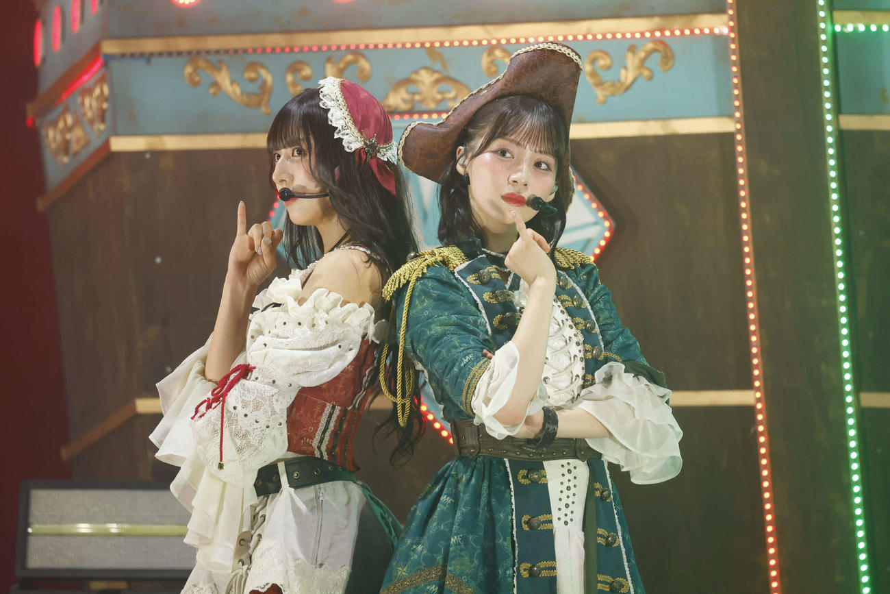 全国ツアー「We want to find　“カフェ樂園”」東京公演でパフォーマンスする≠ME蟹沢萌子（左）と冨田菜々風（C）YOANI