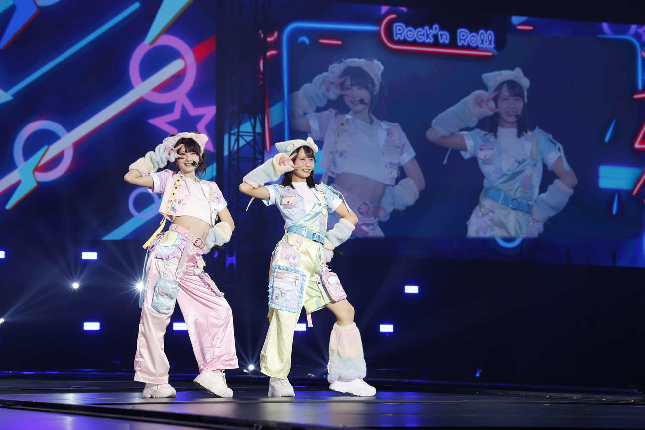 全国ツアー「We want to find　“カフェ樂園”」東京公演でパフォーマンスする≠ME菅波美玲（左）と尾木波菜（C）YOANI
