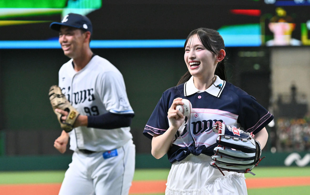 西武対ソフトバンク　始球式を終え笑顔の超ときめきハート宣伝部の菅田愛貴（右）と西武村田（撮影・滝沢徹郎）