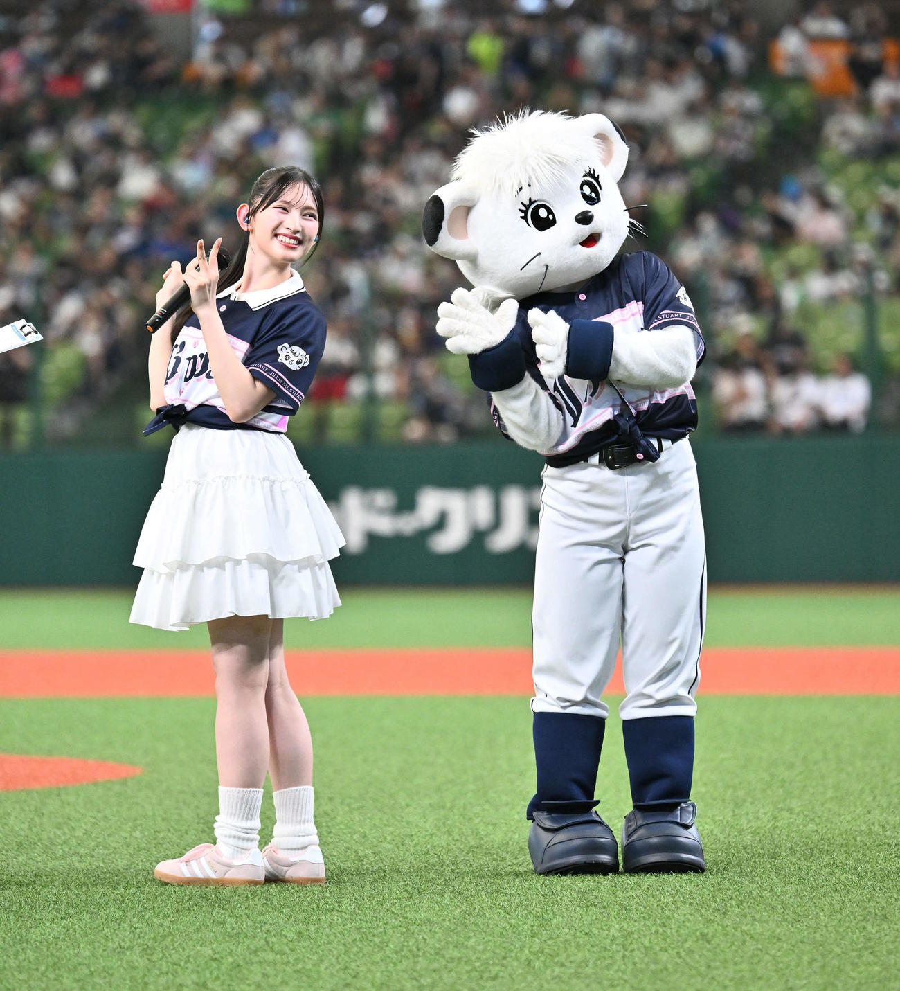 西武対ソフトバンク　始球式に臨む超ときめきハート宣伝部の菅田愛貴（撮影・滝沢徹郎）