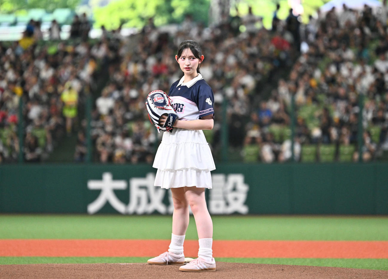 西武対ソフトバンク　始球式に臨む、超ときめきハート宣伝部の菅田愛貴（撮影・滝沢徹郎）