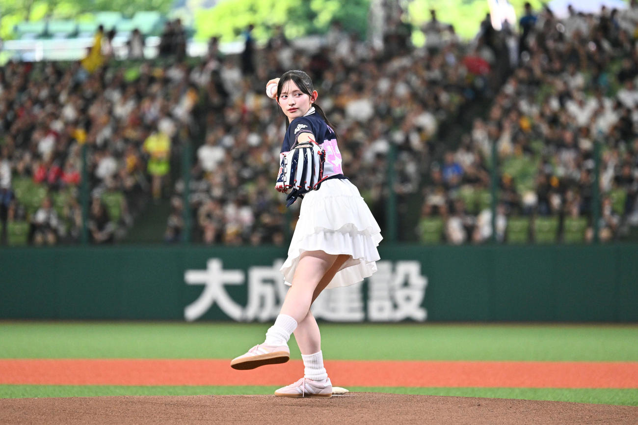 西武対ソフトバンク　始球式に臨む、超ときめきハート宣伝部の菅田愛貴（撮影・滝沢徹郎）