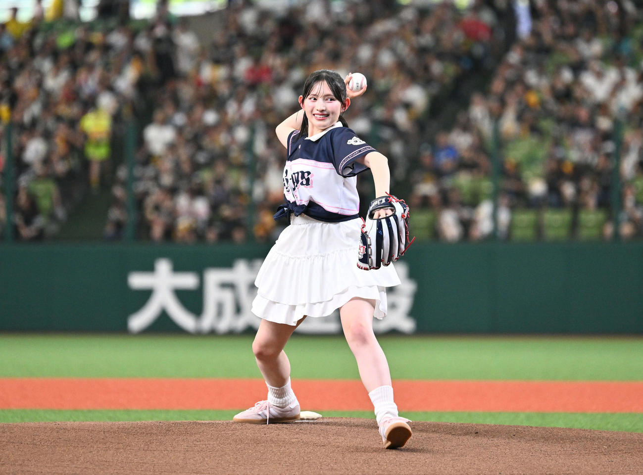 西武対ソフトバンク　始球式に臨む、超ときめきハート宣伝部の菅田愛貴（撮影・滝沢徹郎）