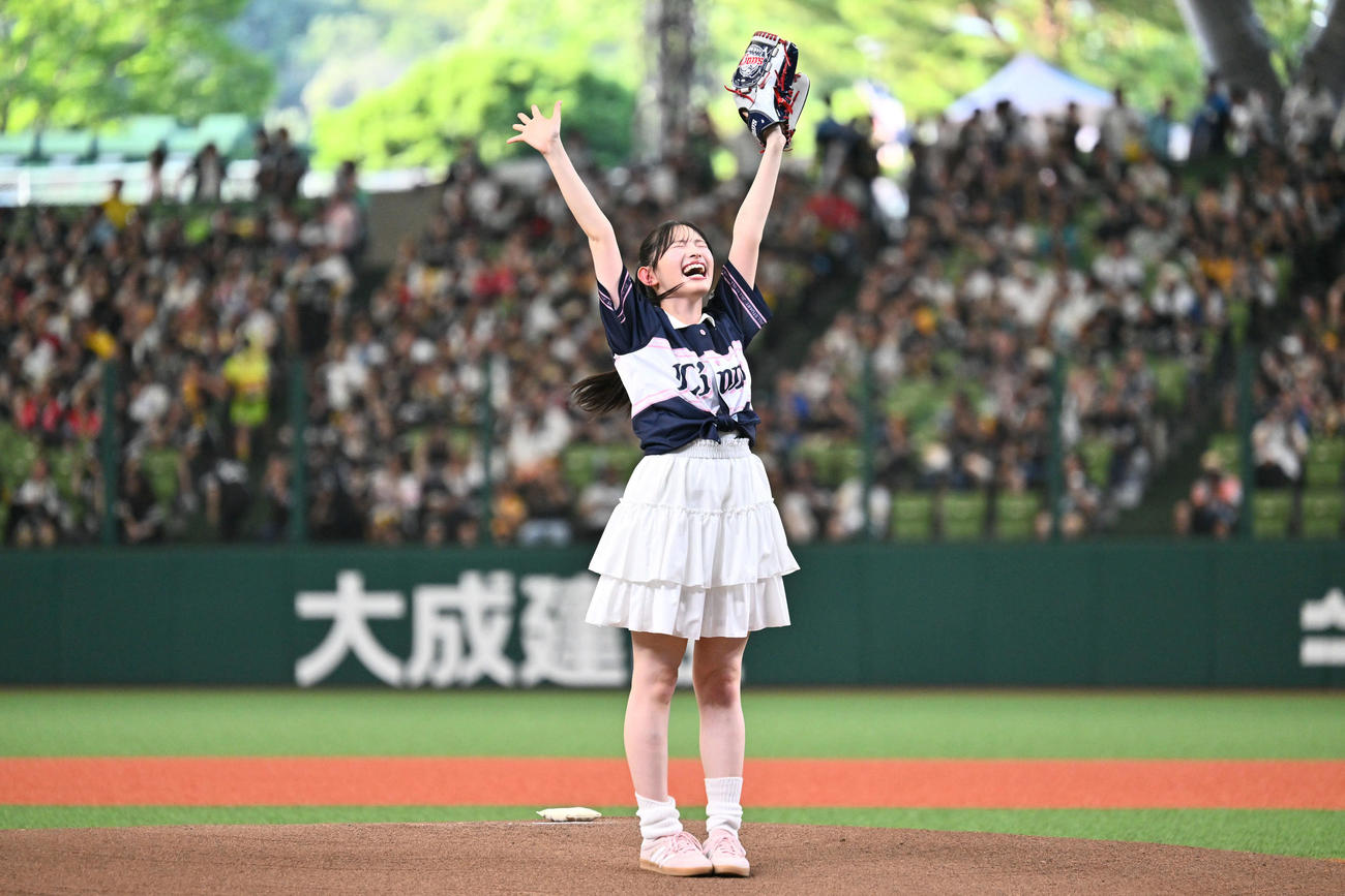西武対ソフトバンク　始球式を終えバンザイする超ときめきハート宣伝部の菅田愛貴（撮影・滝沢徹郎）