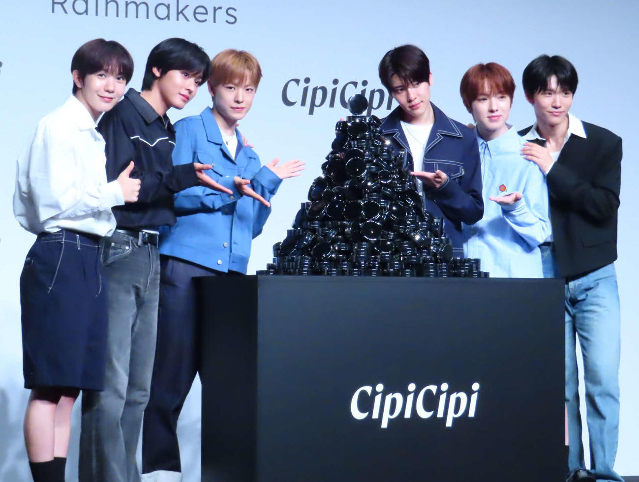 「CipiCipi」新アンバサダー就任発表会に出席したNCT WISH。左からリョウ、リク、ユウシ、シオン、サクヤ、ジェヒ