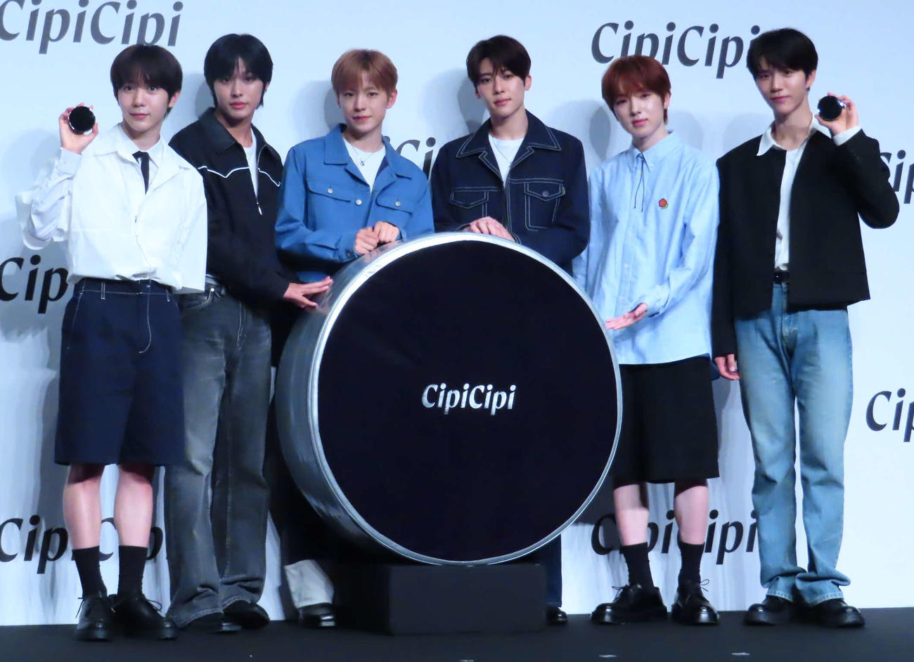 「CipiCipi」新アンバサダー就任発表会に出席したNCT WISH。左からリョウ、リク、ユウシ、シオン、サクヤ、ジェヒ