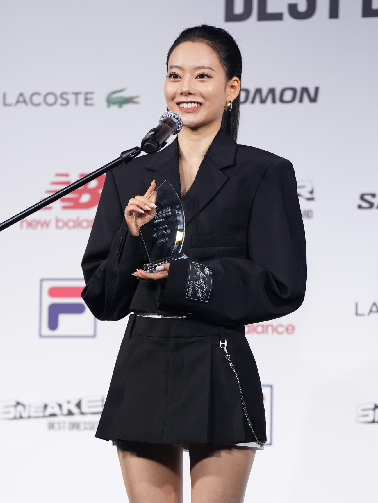「atmos presents SNEAKER BEST DRESSER AWARD 2025」のモデル部門に選ばれ、記念品を手に笑顔を見せるなごみ（撮影・菅敏）