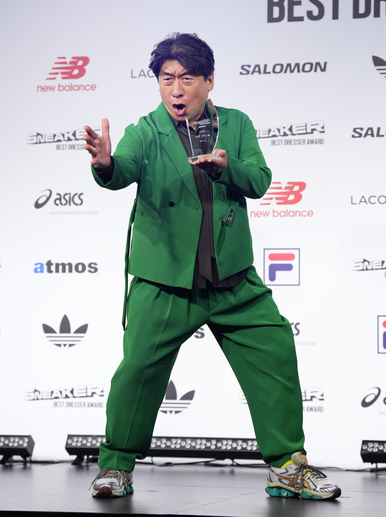 「atmos presents SNEAKER BEST DRESSER AWARD 2025」の特別賞に選ばれ、記念品を手にポーズをとる寺門ジモン（撮影・菅敏）
