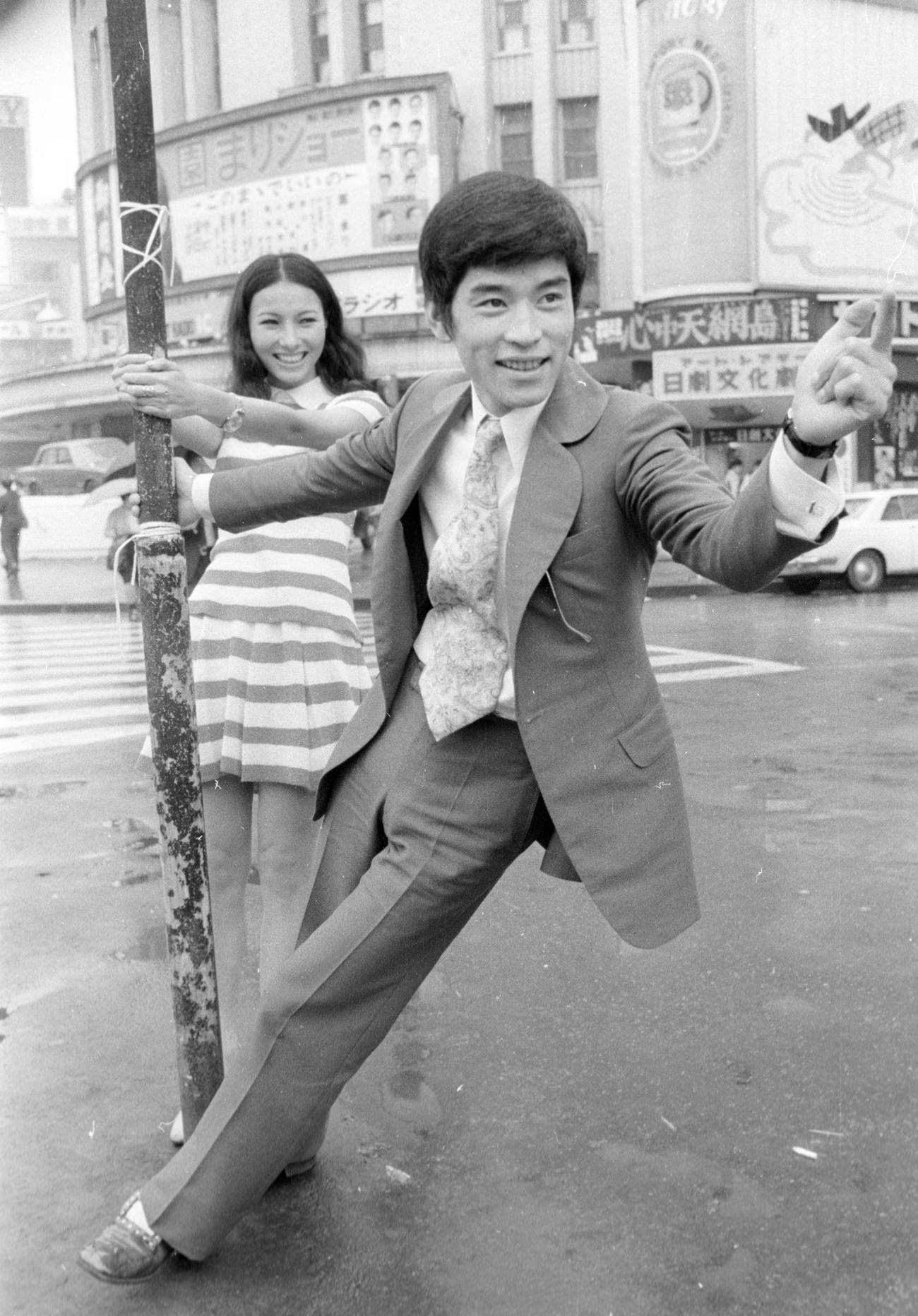 69年6月、有楽町の日劇前で共演の千昌夫（右）と