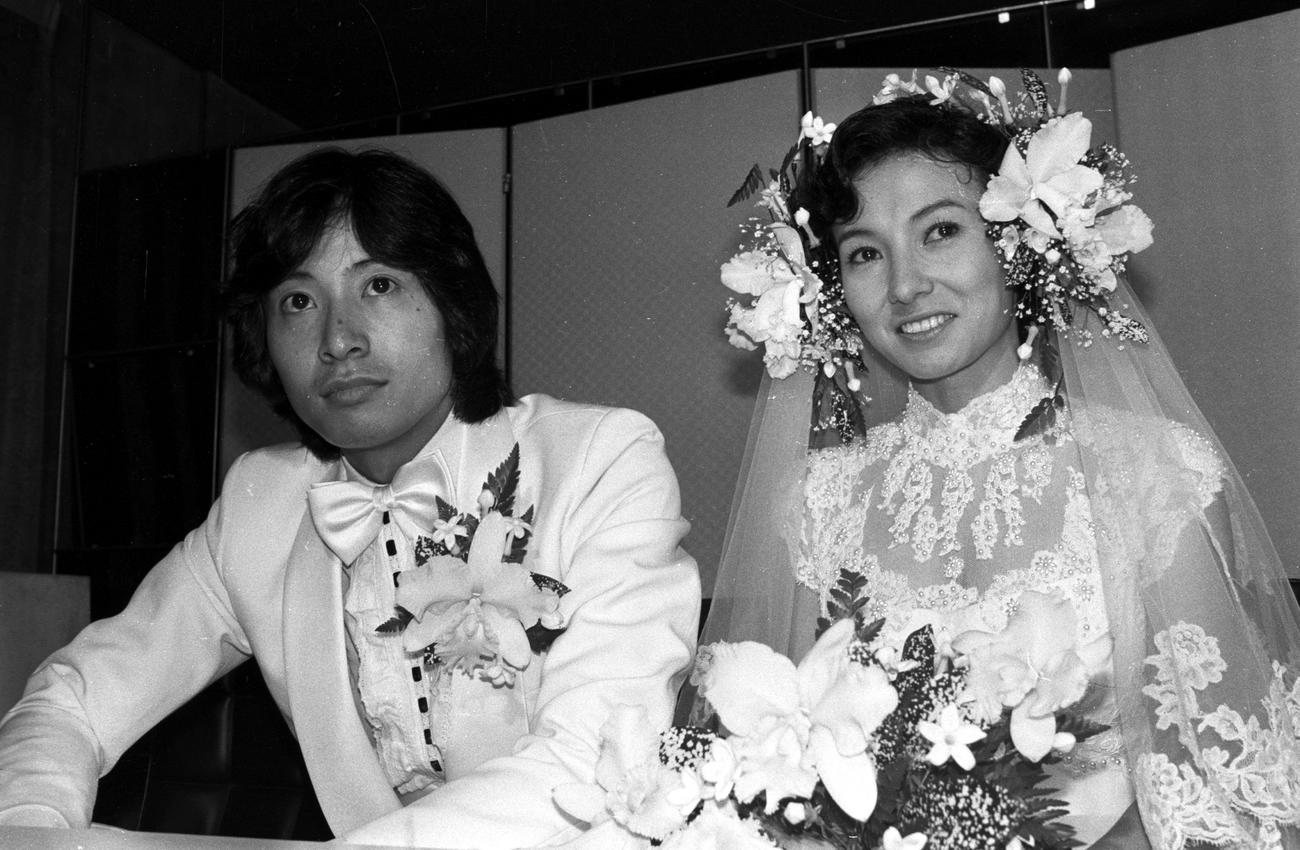 80年6月、三田村邦彦と結婚式を挙げる