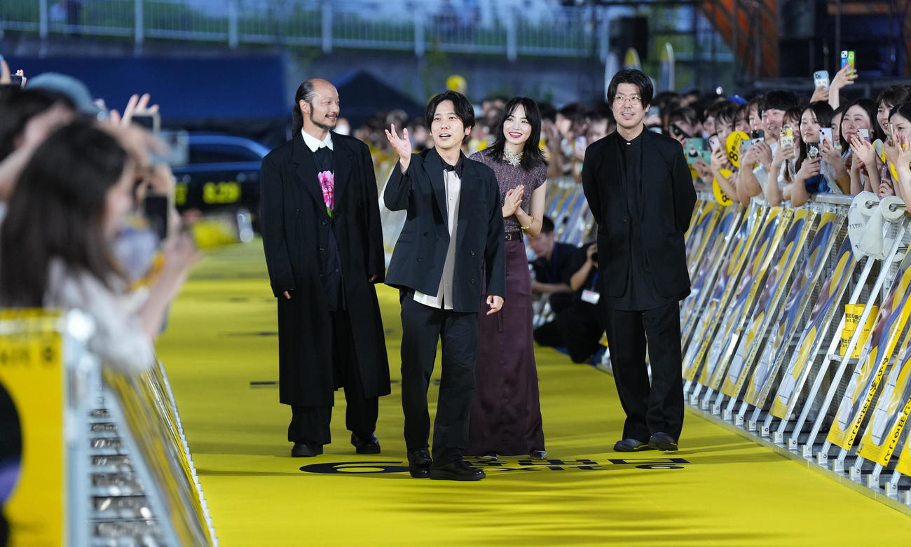 映画「8番出口」のイベントでイエローカーペットを歩く左から河内大和、二宮和也、小松菜奈、川村元気監督（撮影・菅敏）