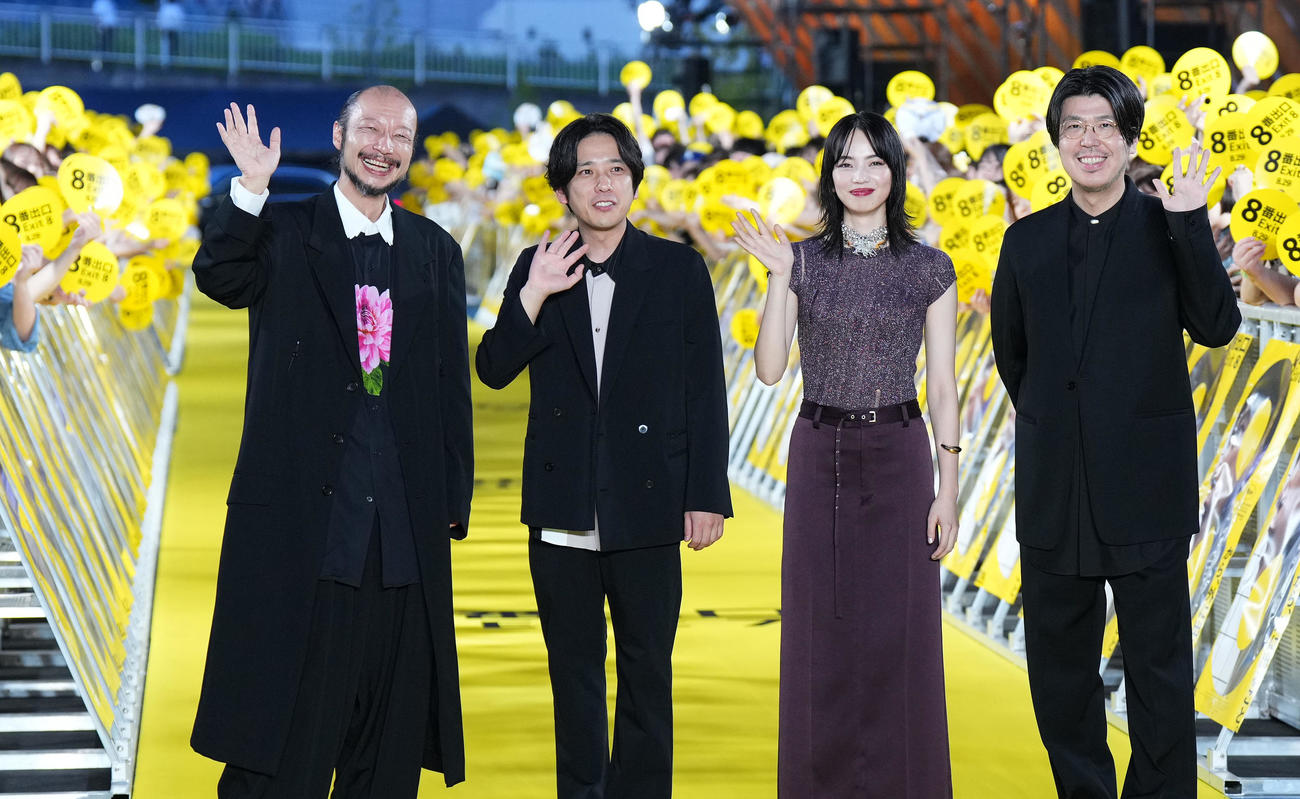 映画「8番出口」のイベントで記念写真に納まる、左から河内大和、二宮和也、小松菜奈、川村元気監督（撮影・菅敏）
