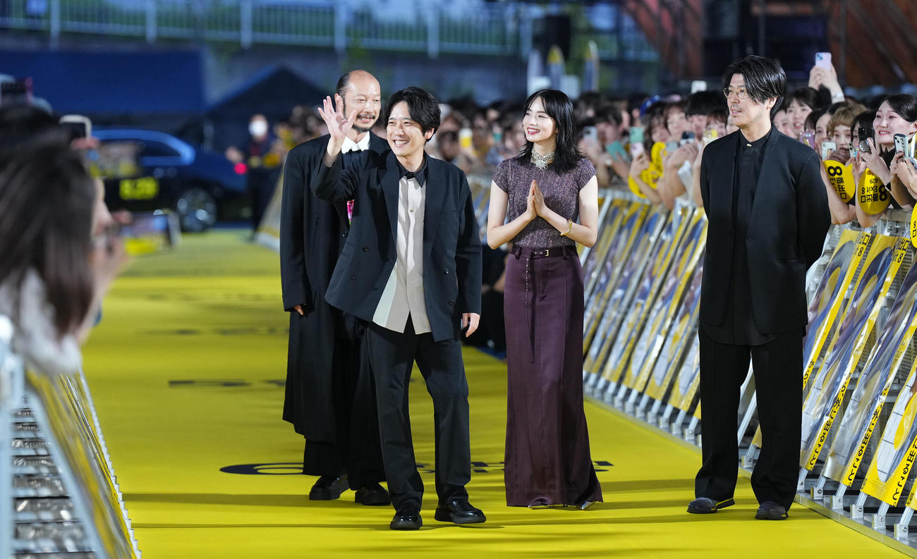 映画「8番出口」のイベントでイエローカーペットを歩く左から河内大和、二宮和也、小松菜奈、川村元気監督（撮影・菅敏）