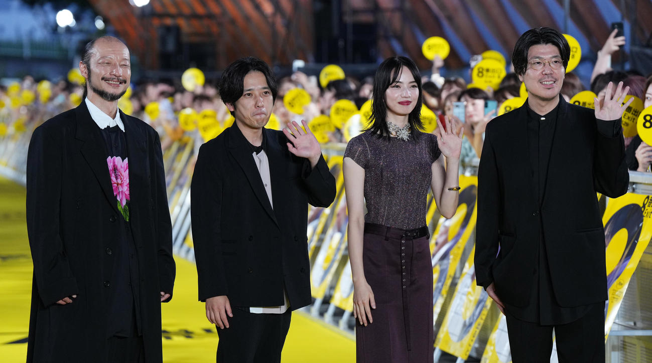 映画「8番出口」のイベントで記念写真に納まる、左から河内大和、二宮和也、小松菜奈、川村元気監督（撮影・菅敏）