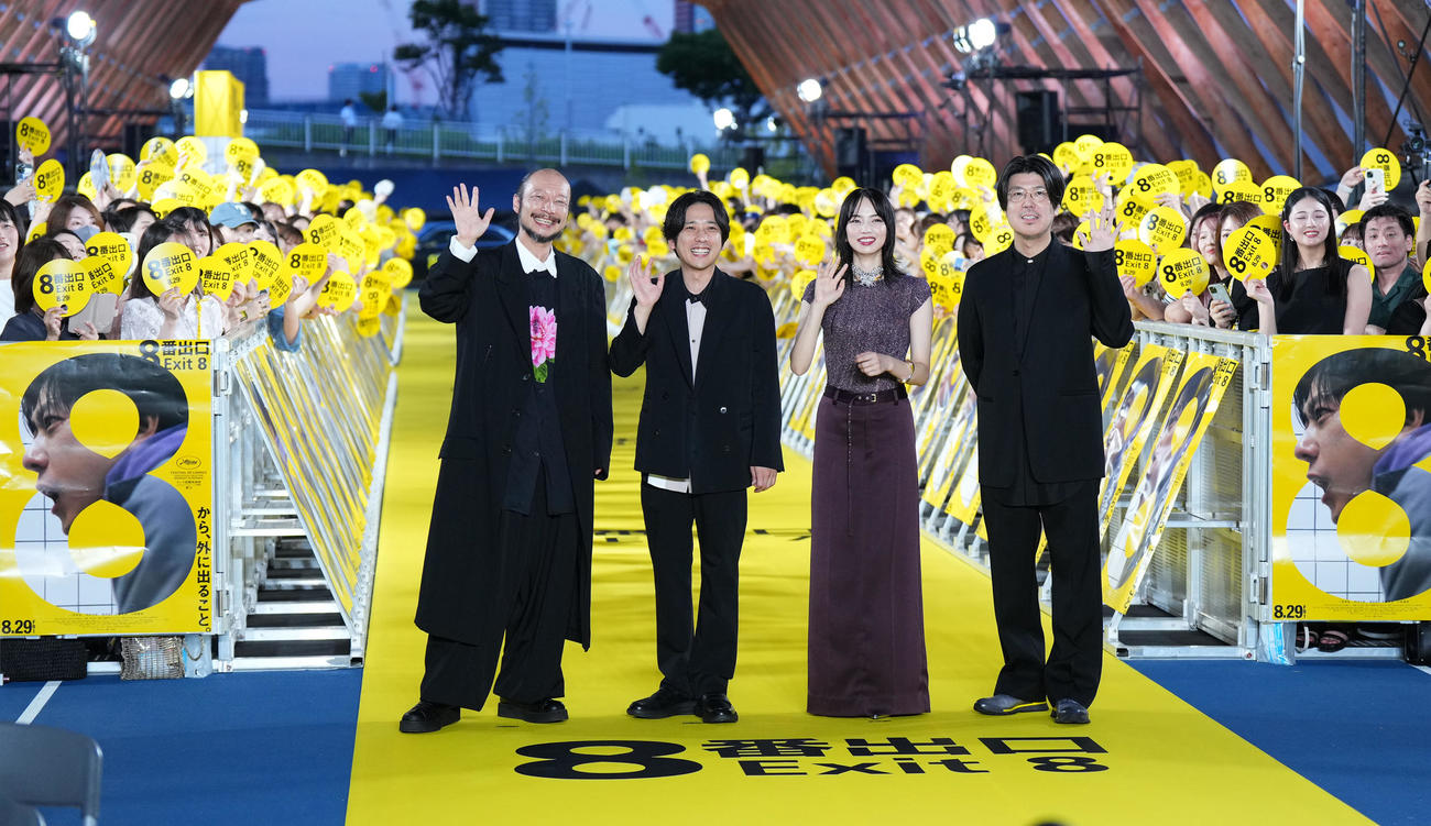 映画「8番出口」のイベントで記念写真に納まる、左から河内大和、二宮和也、小松菜奈、川村元気監督（撮影・菅敏）