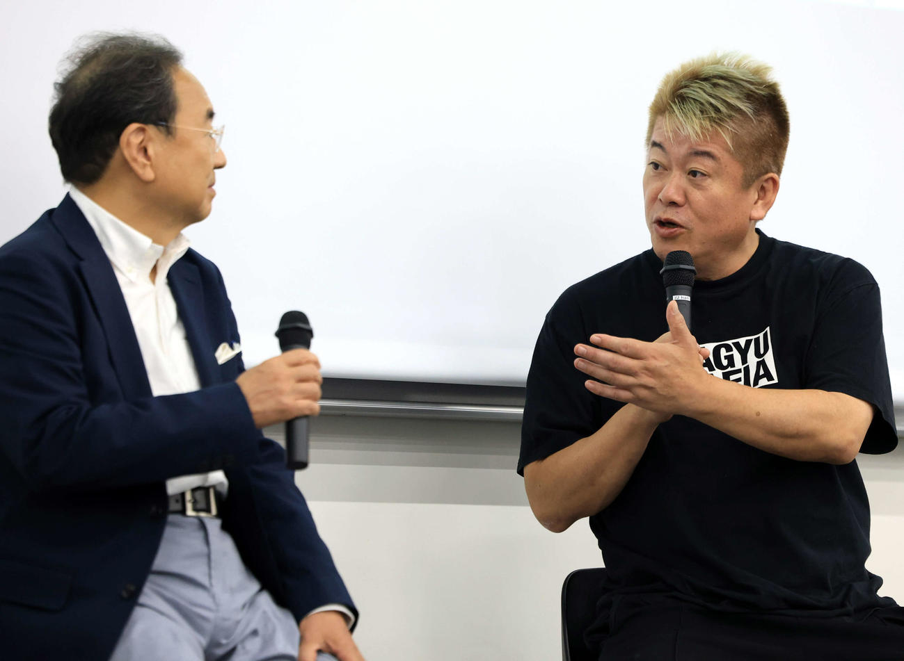iU情報経営イノベーション専門職大学での講義で登壇したフジテレビ清水賢治社長（左）と堀江貴文氏（撮影・浅見桂子）