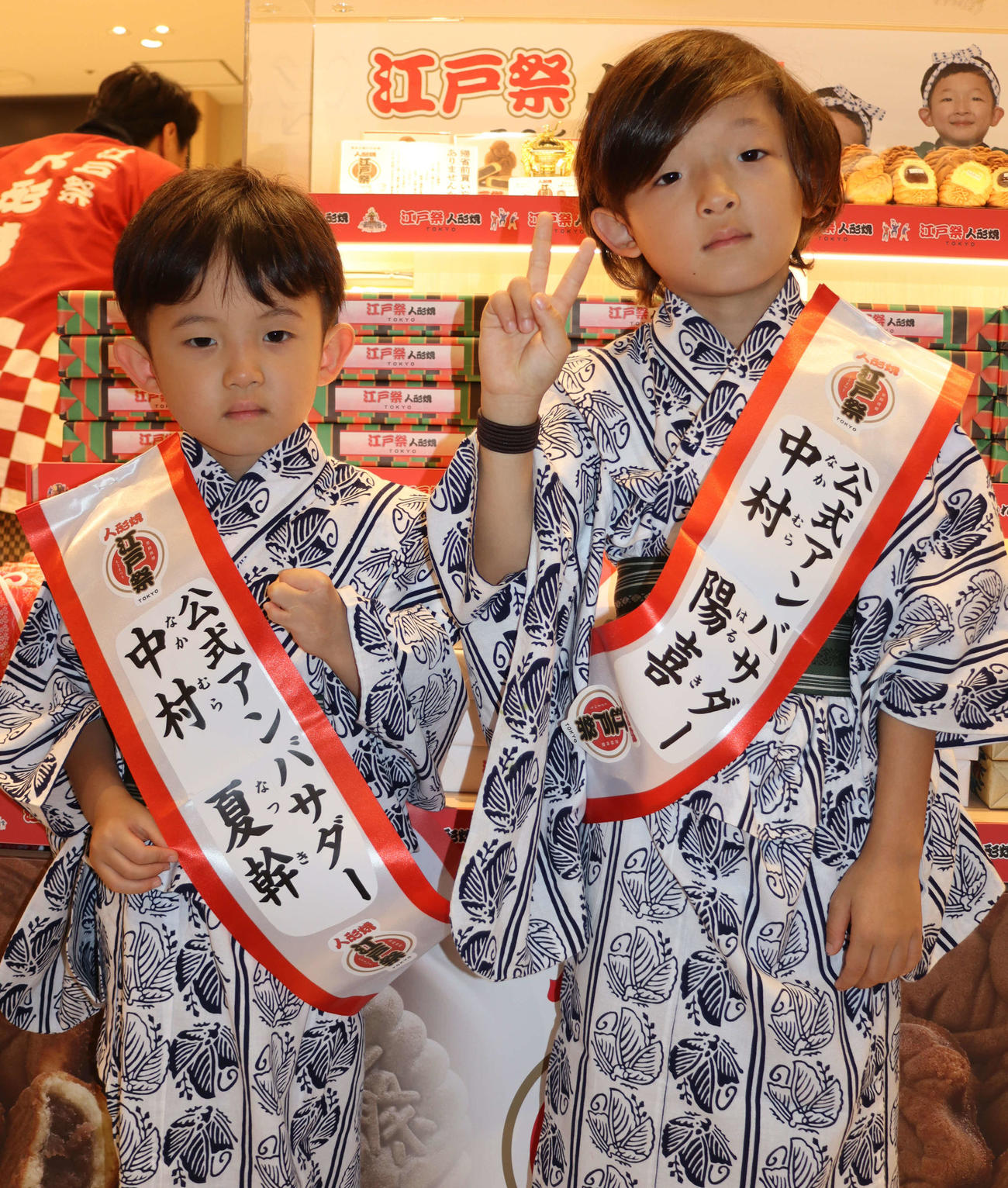 「江戸祭　人形焼」の販売イベントを行った中村夏幹（左）と陽喜