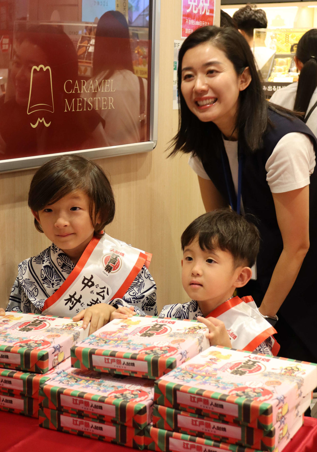 「江戸祭　人形焼」の販売イベントを行った中村夏幹（左）と陽喜