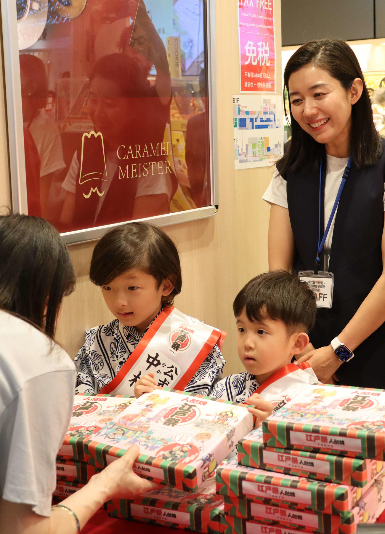 「江戸祭　人形焼」の販売イベントを行った中村夏幹（左）、陽喜