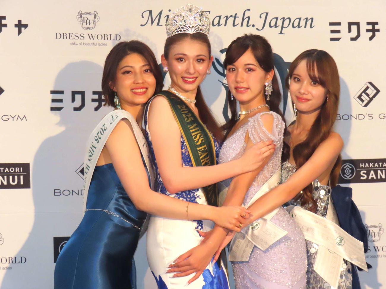 「2025ミス・アース・ジャパン　日本大会」を終えた、左から清水伶美、島内エミリアさん、後藤真桜、原口陽菜さん