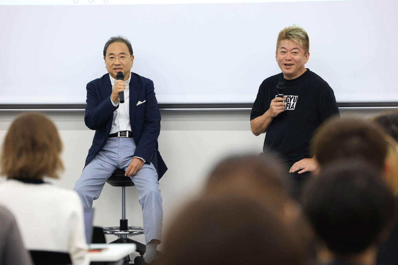 iU情報経営イノベーション専門職大学での講義で登壇したフジテレビ清水賢治社長（左）と堀江貴文氏（撮影・浅見桂子）