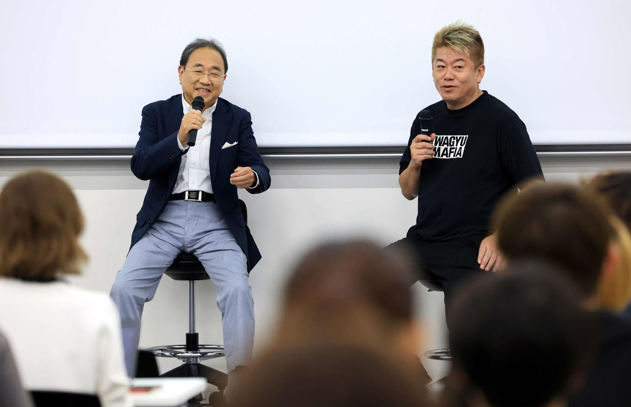 iU情報経営イノベーション専門職大学での講義で登壇したフジテレビ清水賢治社長（左）と堀江貴文氏（撮影・浅見桂子）