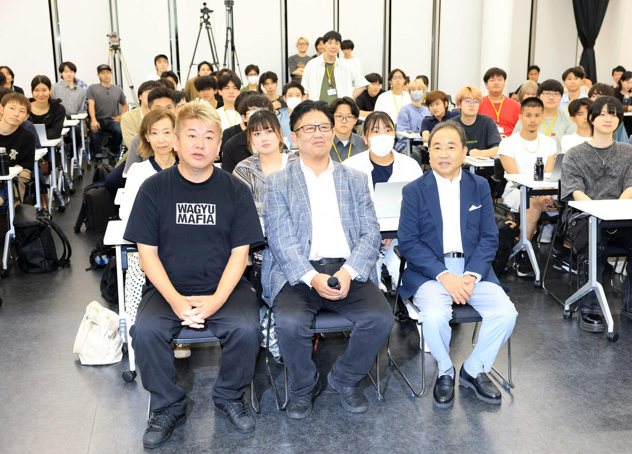 iU情報経営イノベーション専門職大学での講義で生徒と記念撮影する、左から堀江貴文氏、江端浩人教授、フジテレビ清水賢治社長（撮影・浅見桂子）