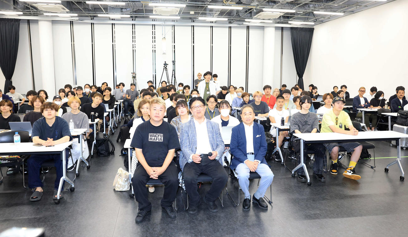 iU情報経営イノベーション専門職大学での講義で生徒と記念撮影する、左から堀江貴文氏、江端浩人教授、フジテレビ清水賢治社長（撮影・浅見桂子）