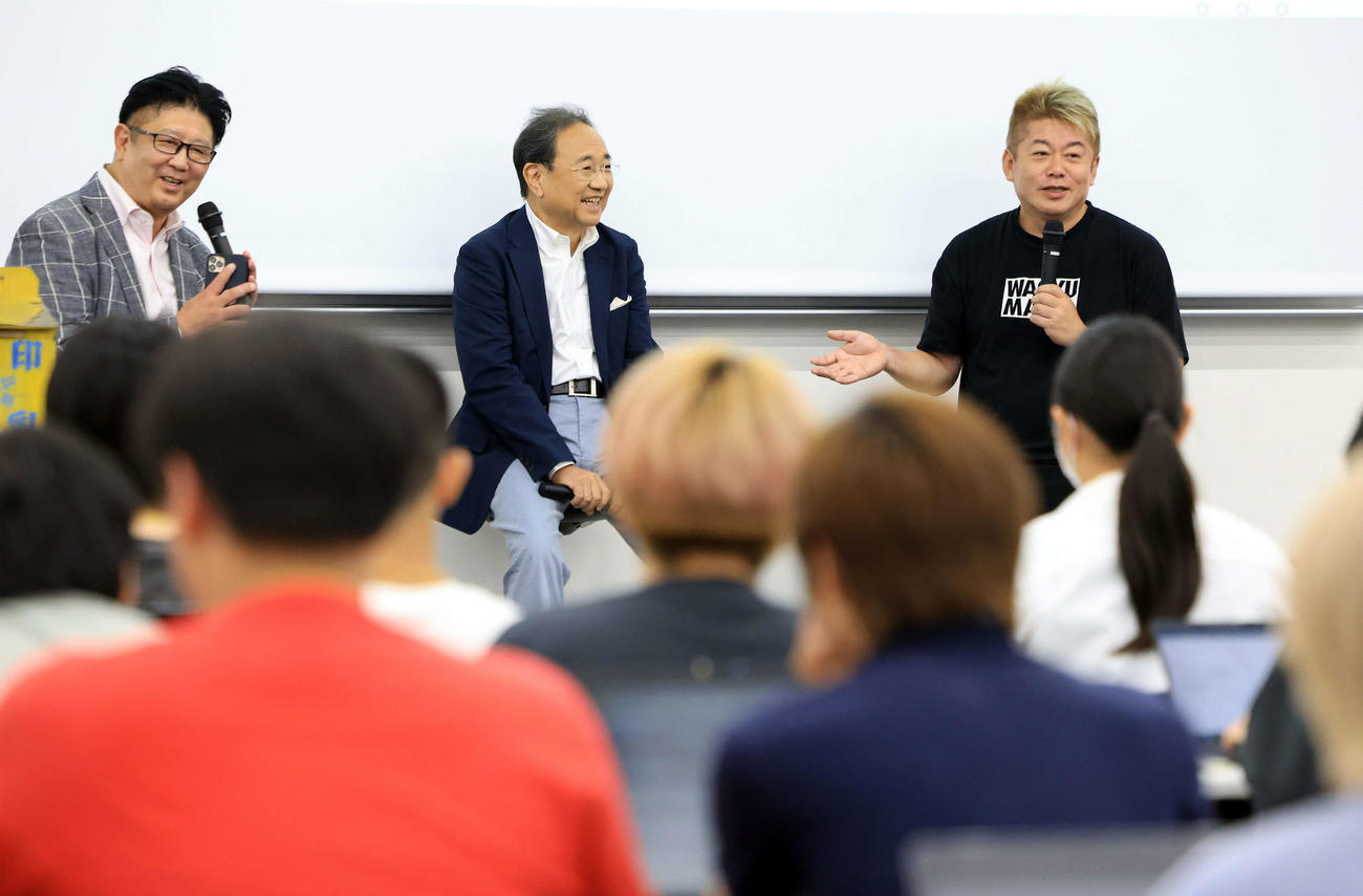 iU情報経営イノベーション専門職大学での講義で登壇した、左から江端浩人教授、フジテレビ清水賢治社長、堀江貴文氏（撮影・浅見桂子）