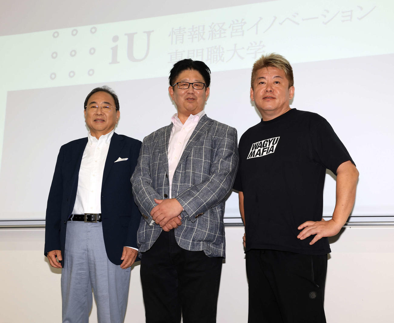 iU情報経営イノベーション専門職大学での講義で登壇した、左からフジテレビ清水賢治社長、江端浩人教授、、堀江貴文氏（撮影・浅見桂子）