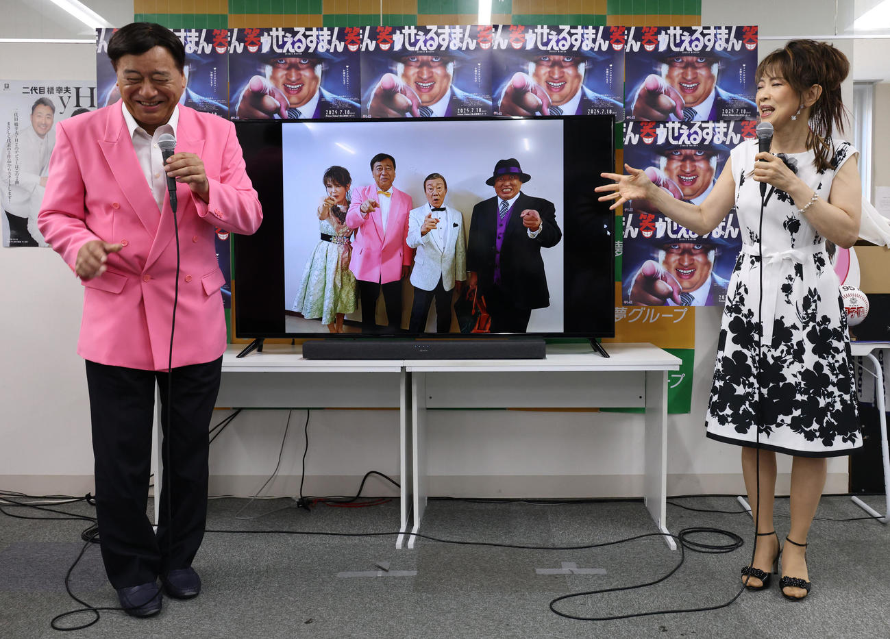 ドラマ「笑ゥせぇるすまん」にゲスト出演することを発表する夢グループ石田重廣社長（左）と保科有里（撮影・中島郁夫）