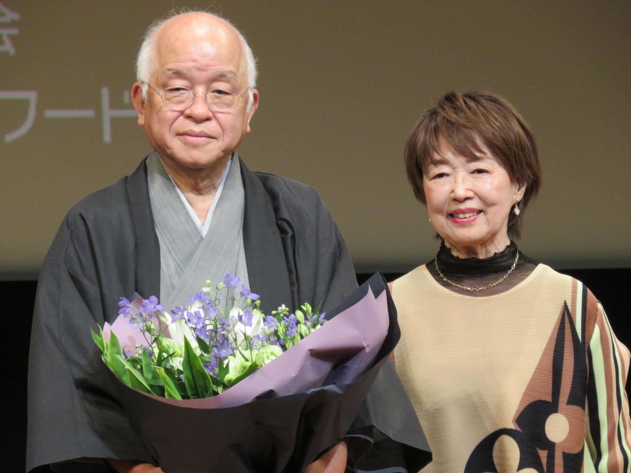 「第15回衛星放送協会オリジナル番組アワード」授賞式に出席した浅田次郎氏（左）と宮本信子