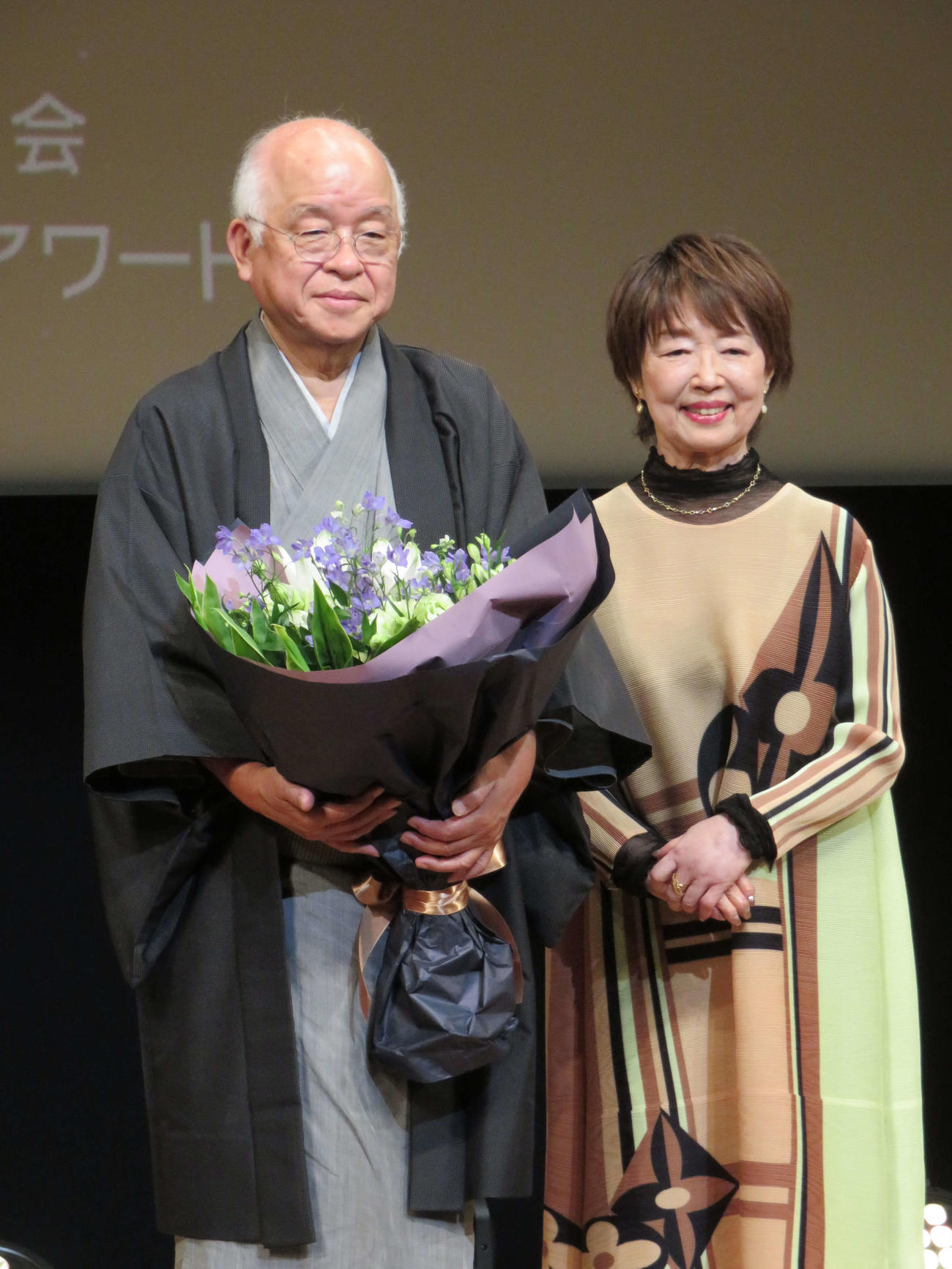 「第15回衛星放送協会オリジナル番組アワード」授賞式に出席した浅田次郎氏（左）と宮本信子