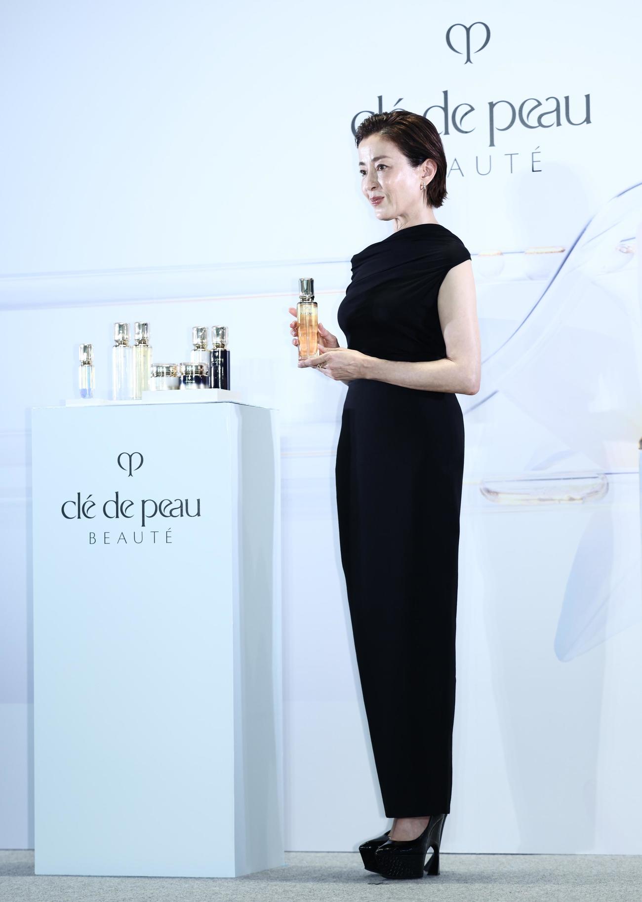 笑顔で写真に納まる「クレ・ド・ポー　ボーテ」ジャパンアンバサダーの宮沢りえ（撮影・河田真司）