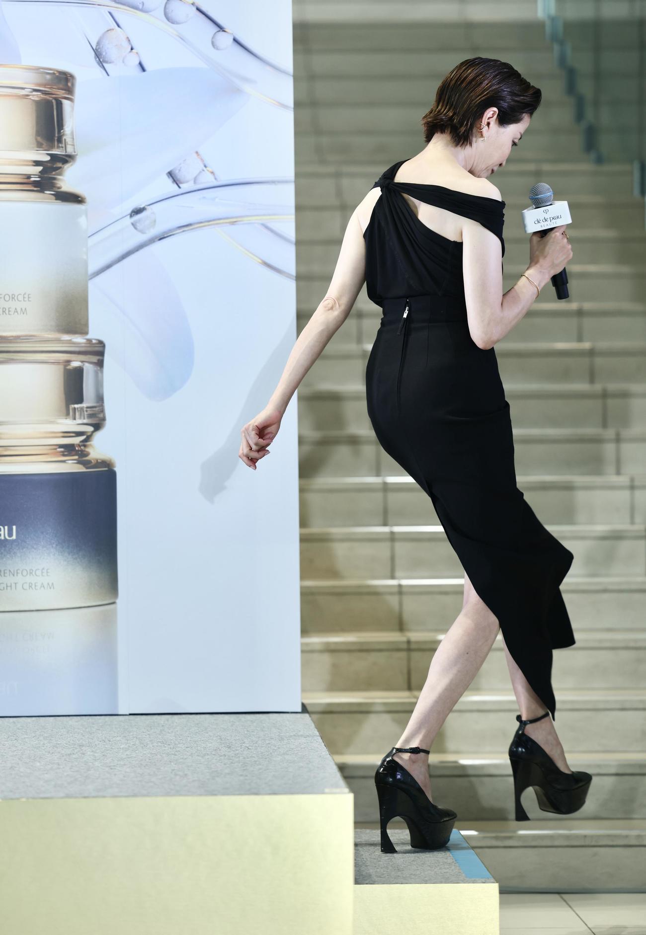 ステージから降壇する宮沢りえ（撮影・河田真司）