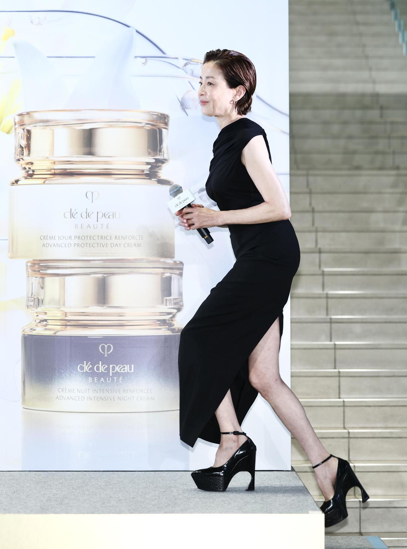 ステージに上がる宮沢りえ（撮影・河田真司）