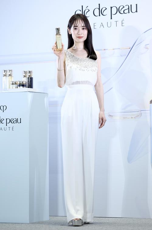 真飛聖が左肩露出したドレス姿披露、宝塚歌劇団時から大事にしているの