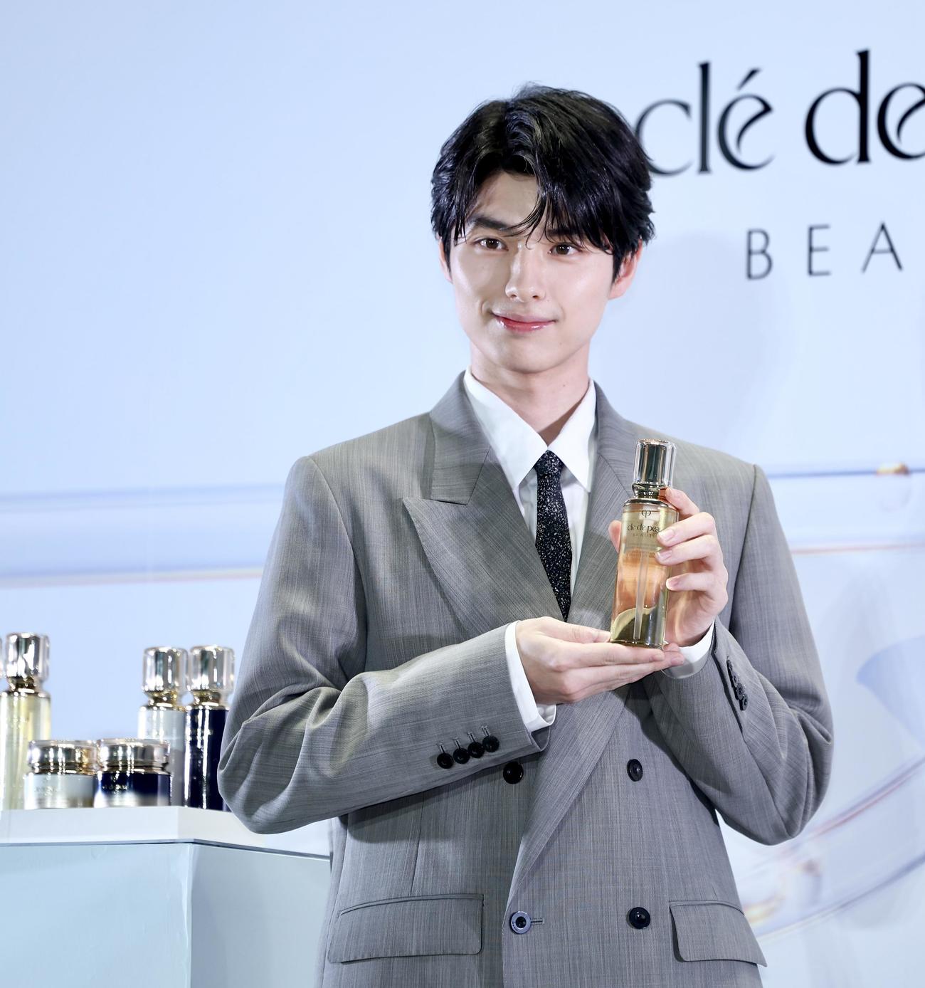 フォトコールに臨む本田響矢（撮影・河田真司）