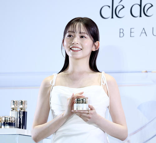 泉里香が全身白ジャンプスーツ姿披露 結婚発表後初の公の場で笑顔