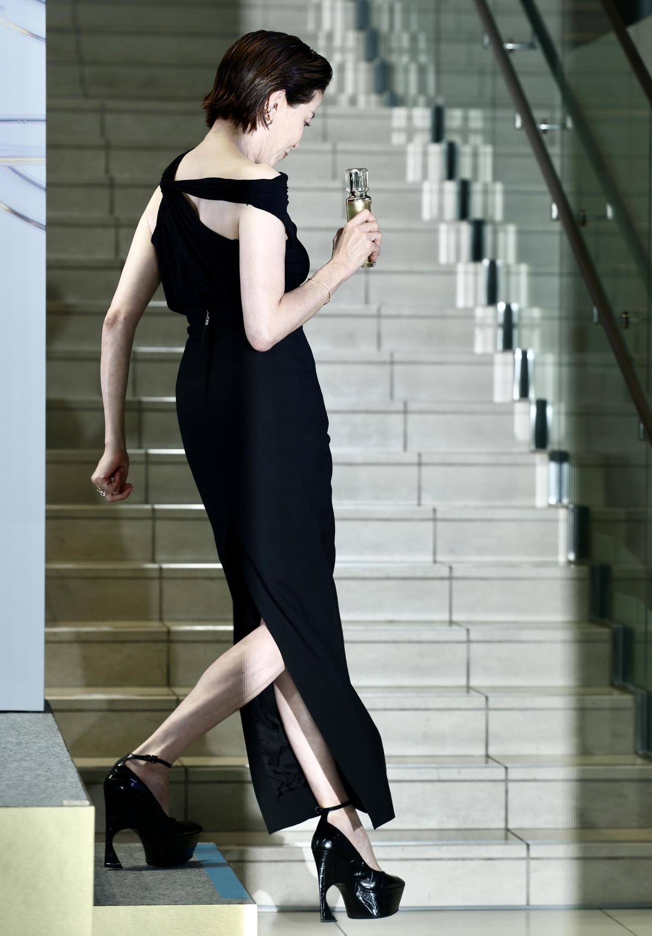 フォトセッションを終え移動する宮沢りえ（撮影・河田真司）