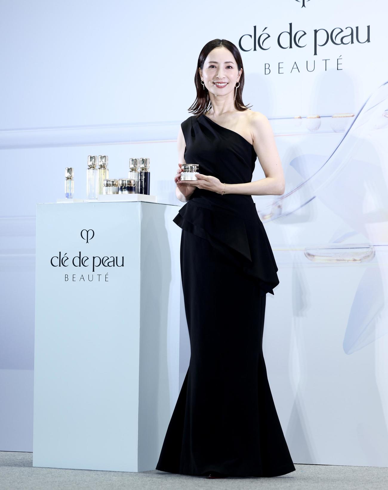 フォトコールに臨む真飛聖（撮影・河田真司）