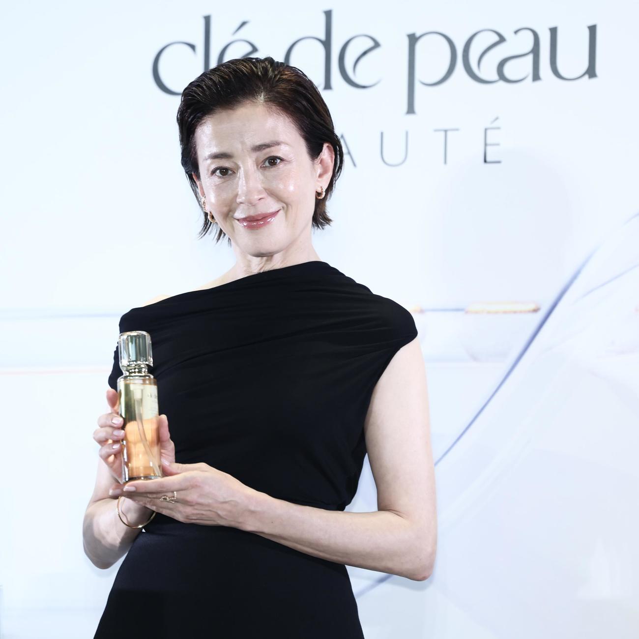 笑顔で写真に納まる「クレ・ド・ポー　ボーテ」ジャパンアンバサダーの宮沢りえ（撮影・河田真司）