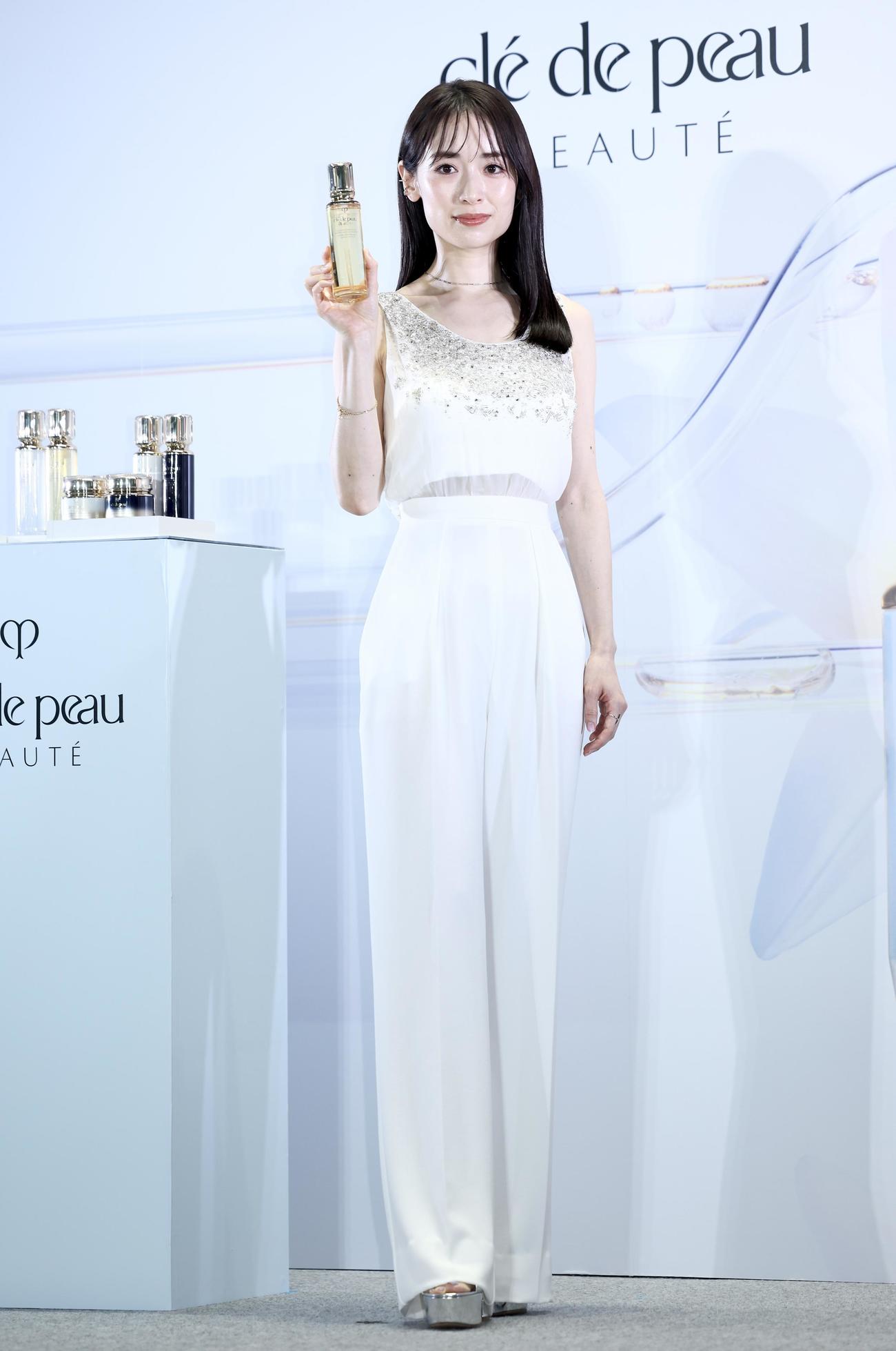 フォトコールに臨む泉里香（撮影・河田真司）