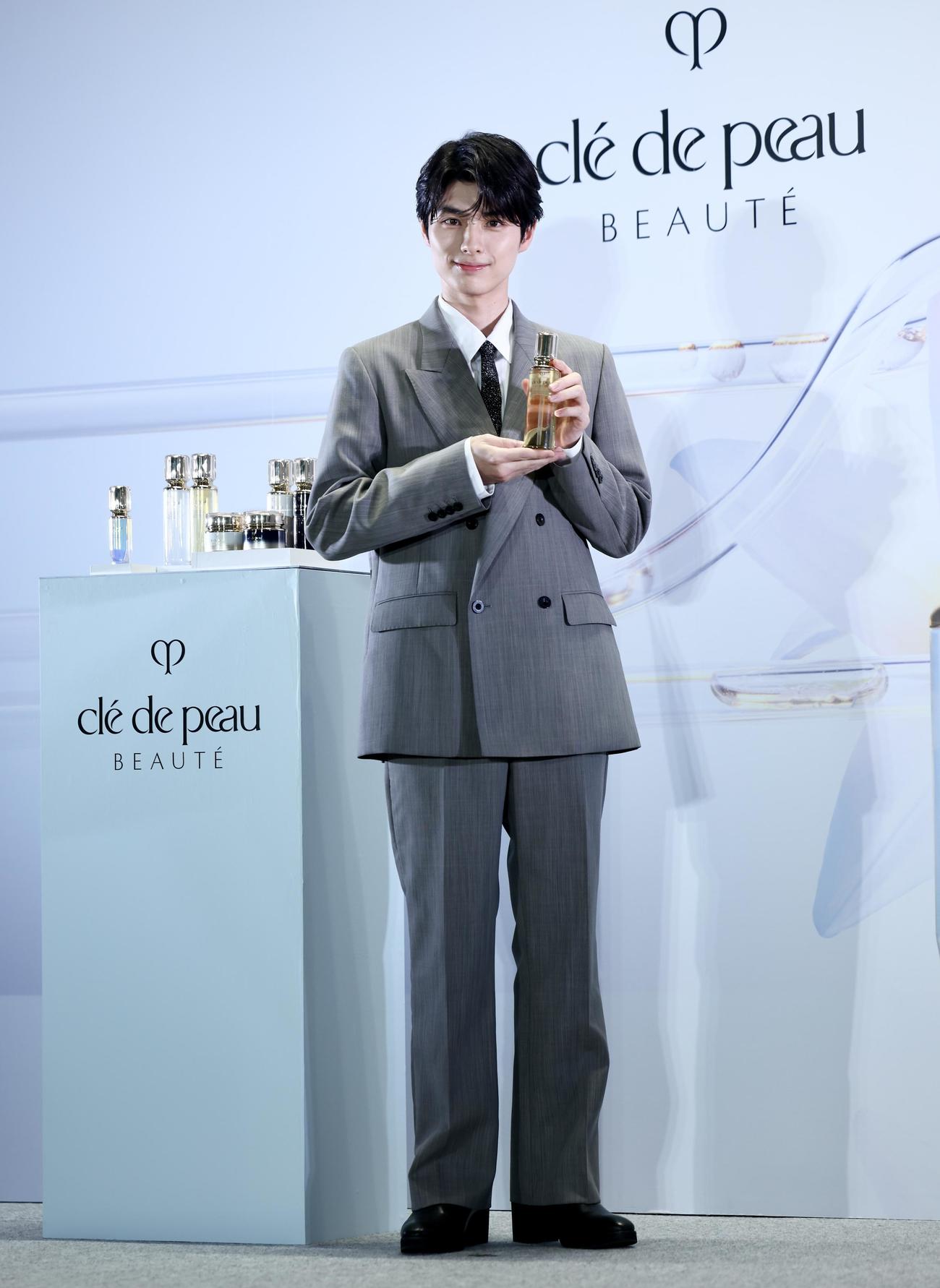 フォトコールに臨む本田響矢（撮影・河田真司）