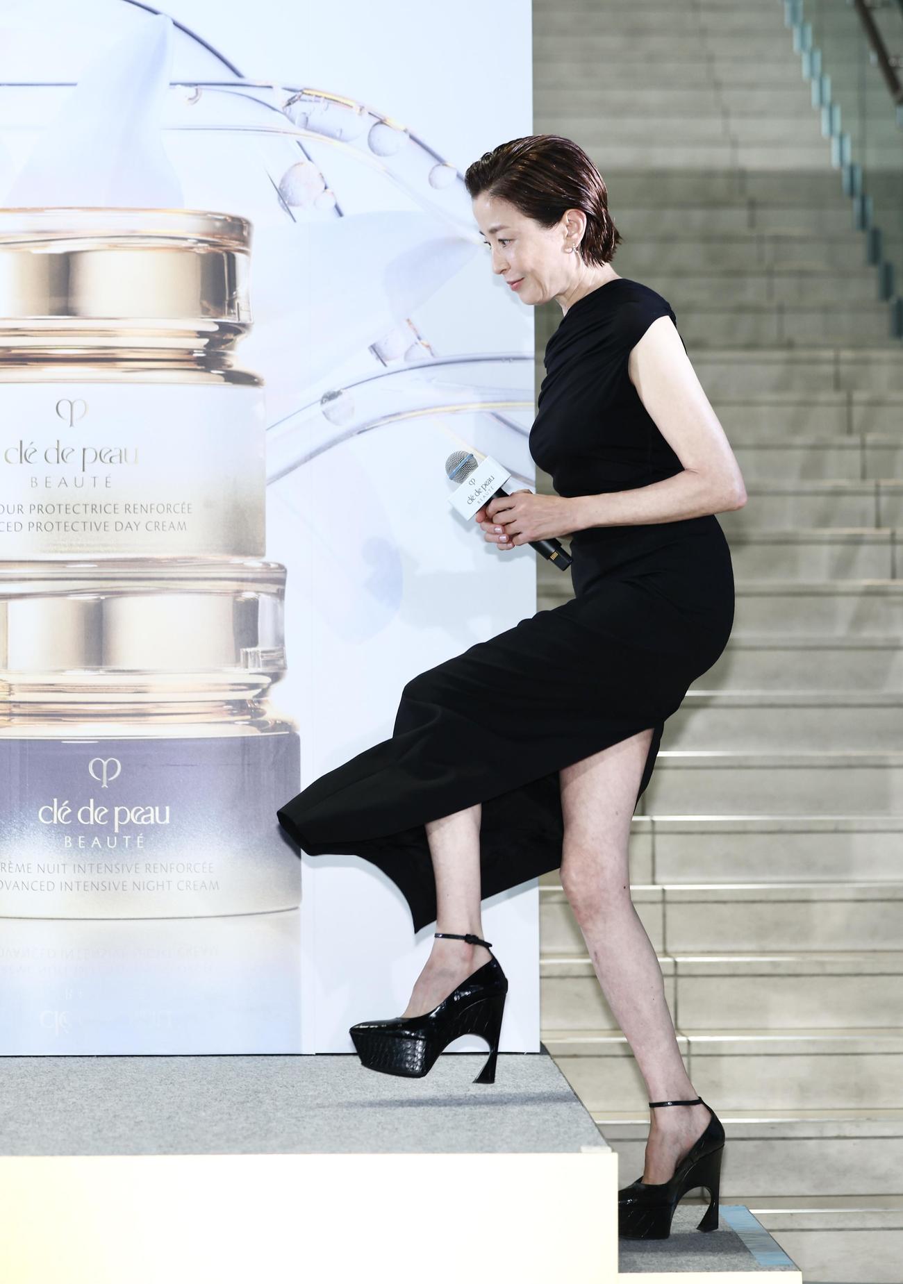 ステージに上がる宮沢りえ（撮影・河田真司）