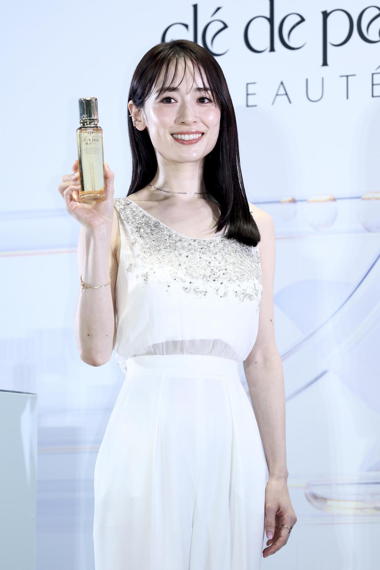 フォトコールに臨む泉里香（撮影・河田真司）