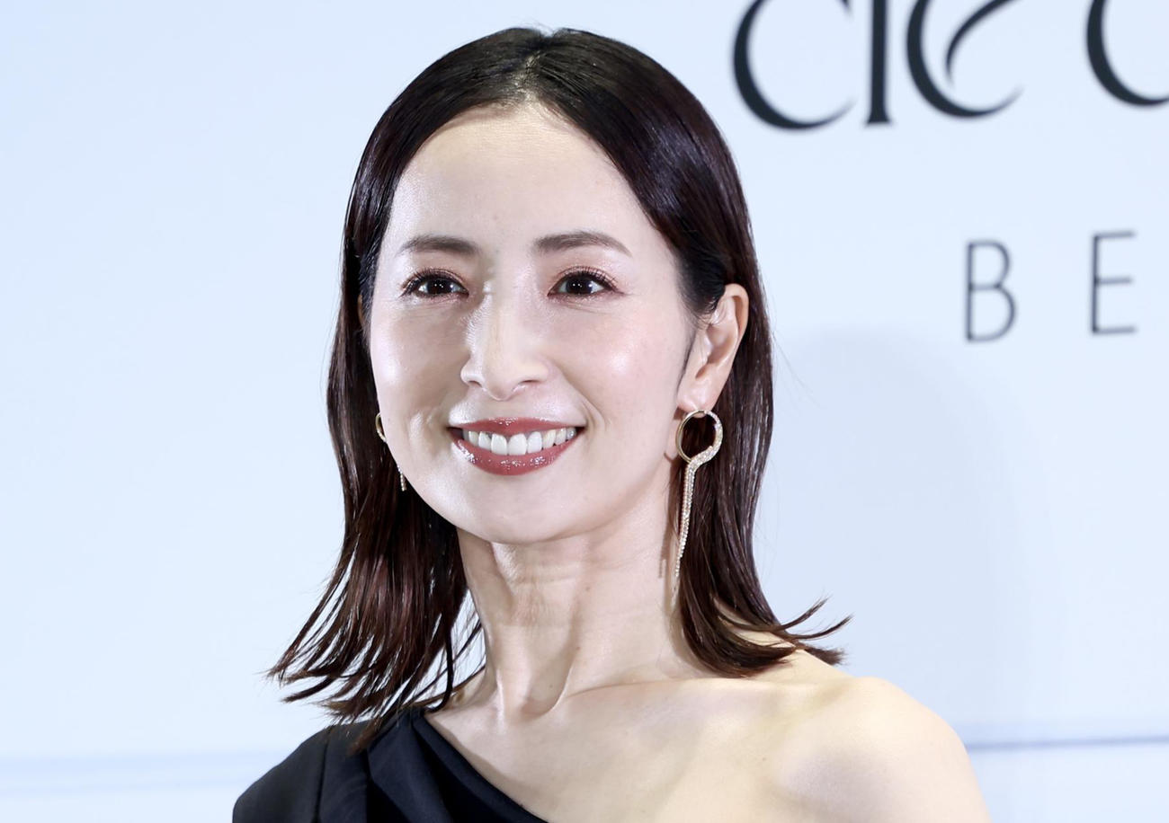 フォトコールに臨む真飛聖（撮影・河田真司）