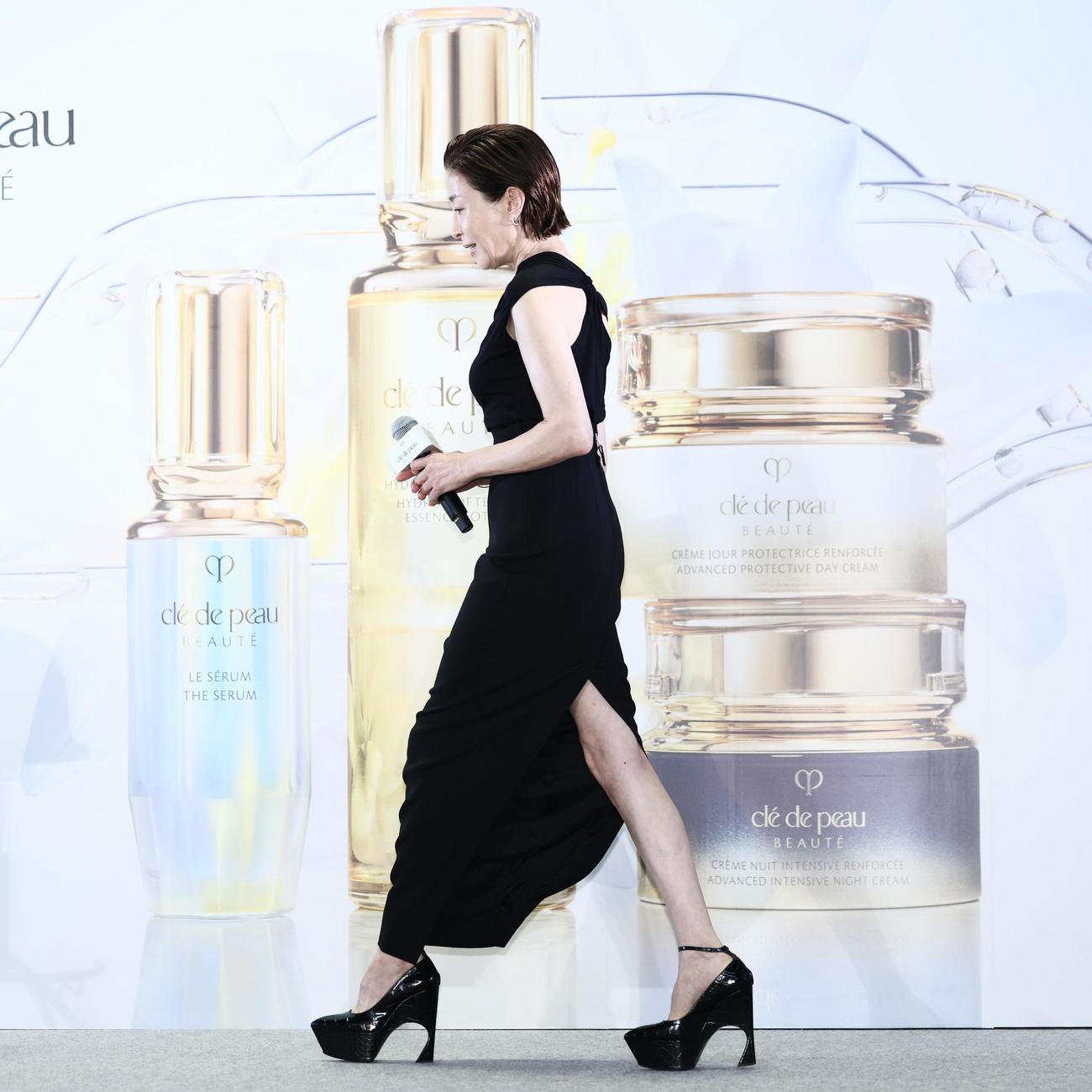 ステージに上がる宮沢りえ（撮影・河田真司）