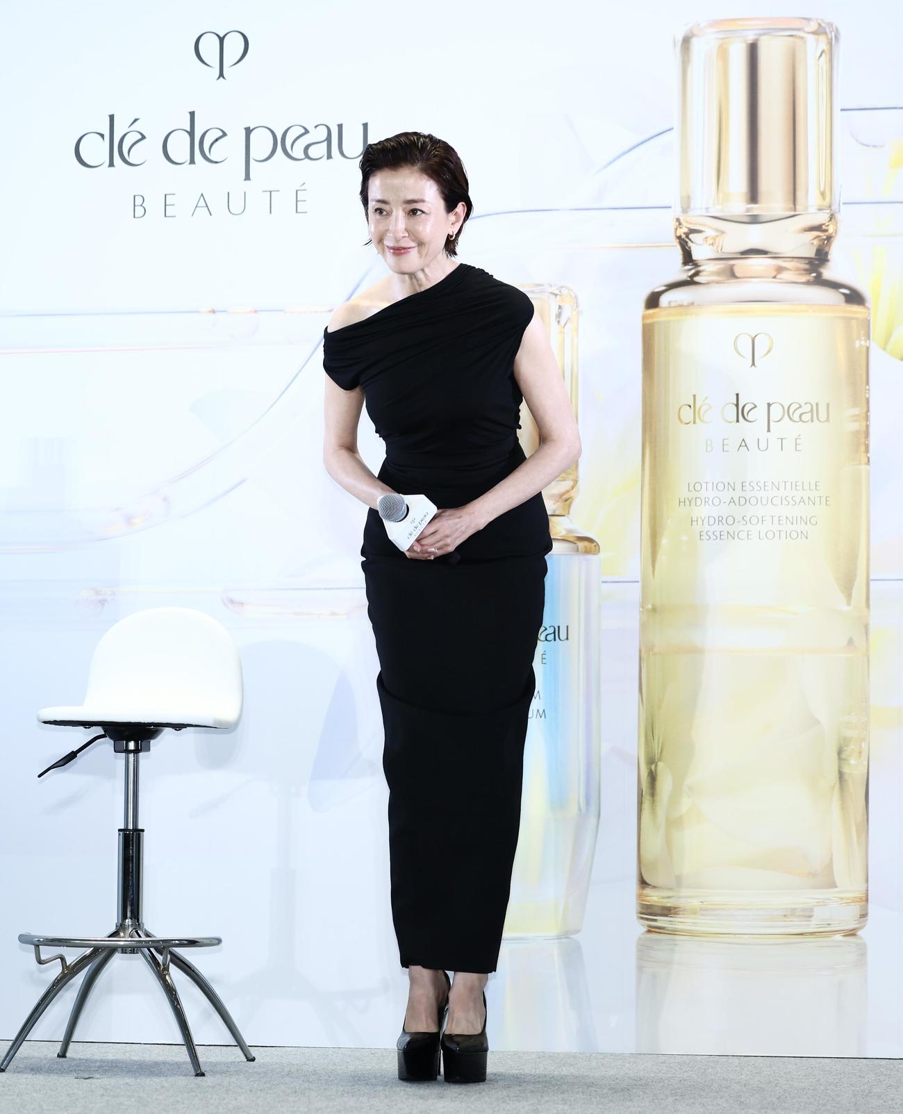 ステージに上がる宮沢りえ（撮影・河田真司）