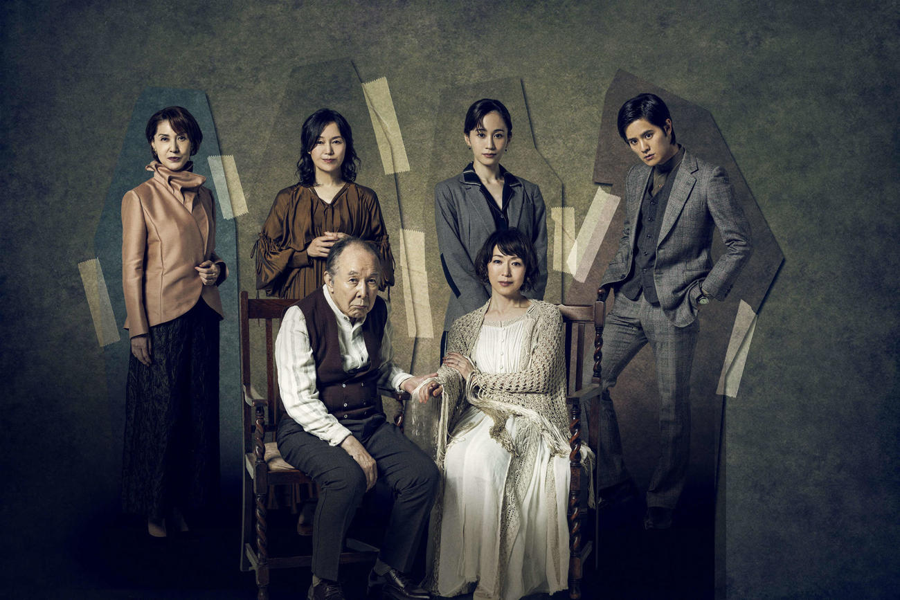 日本初演される舞台「飛び立つ前に」に出演する、前列左から橋爪功、若村麻由美、後列左から剣幸、奥貫薫、前田敦子、岡本圭人